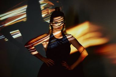 Soyut portre projektör ışığında güzel bir kız. Sıcak turuncu tonları. Ampul Edison. Sıcaklık hissi. Kırılganlık ve güzellik duygusu. Plastik gövdeli. Güzel ve gizemli