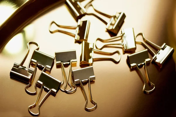 Levélpapír arany pin arany háttérszínnel. Irodai Luxury üzleti. — Stock Fotó