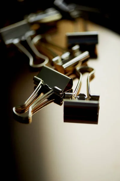 Papírnictví zlata pin na zlatém podkladu. Luxusní kancelář pro podnikání. — Stock fotografie