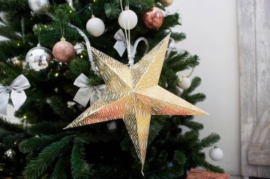 Noel ağacı, gümüş tonlarda dekore edilmiş. Kutlama duygusu.