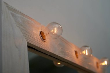 Ayna çerçeveli ahşap bir çerçeve içinde ampuller. Soyunma odası