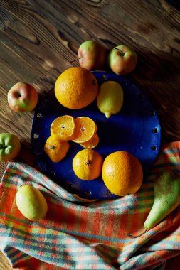 Narenciye mavi tabakta. Kontrast. Hastalık veya vejetaryenlik durumunda vitaminler