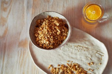 Sağlıklı Kahvaltı, Şampiyonlar. Müsli, bir bardak su turuncu bir dilim. Seramik el yapımı