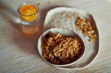 Sağlıklı Kahvaltı, Şampiyonlar. Müsli, bir bardak su turuncu bir dilim. Seramik el yapımı