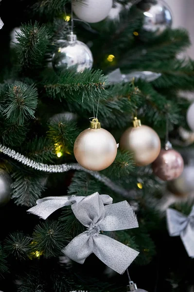 Kerstboom, versierd met zilveren tinten. Een gevoel van de viering. — Stockfoto