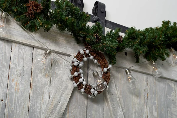 Corona de Navidad colgando en las puertas de madera masiva.Humor de Navidad — Foto de Stock