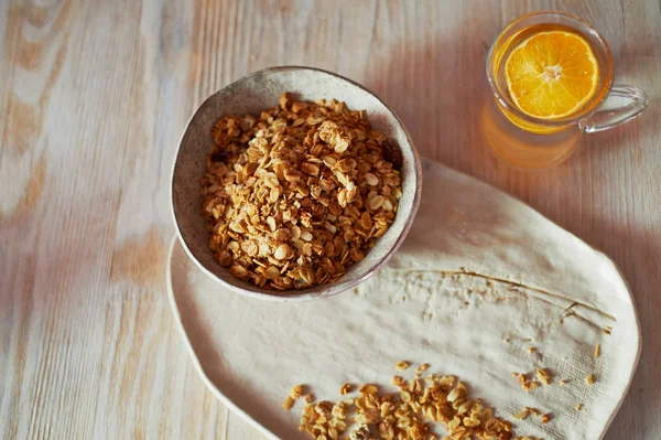 Sağlıklı Kahvaltı, Şampiyonlar. Müsli, bir bardak su turuncu bir dilim. Seramik el yapımı