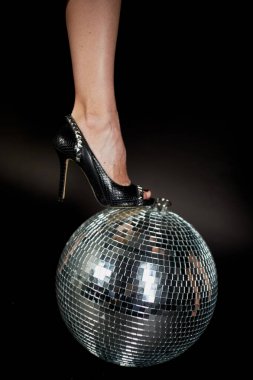 Disko topu, bu kadın ayak ayakkabı. Müzik, kulüp ve gece hayatı bir sembolü. Tatil ve eğlenceli partiler