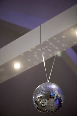 Yüksek beyaz tavan maruz kiriş. Disco topları ile dekore edilmiştir. Arka ışığı ile. Gece hayatı