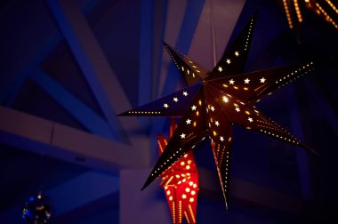 Yüksek beyaz tavan maruz kiriş. Parlayan yıldızlar Noel süslenmiş. Ev dekorasyonu. Arkadan aydınlatmalı