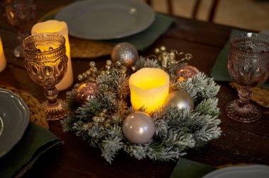 Noel büfe servis. Bir rustik, rahat tarzı. Sıcak tonları.