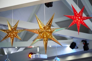 Yüksek beyaz tavan maruz kiriş. Parlayan yıldızlar Noel süslenmiş. Ev dekorasyonu. Arkadan aydınlatmalı