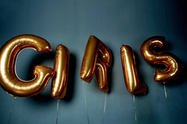 Balões dourados na forma de letras. A palavra raparigas. A atmosfera de celebração, festa de despedida de solteira — Fotografia de Stock