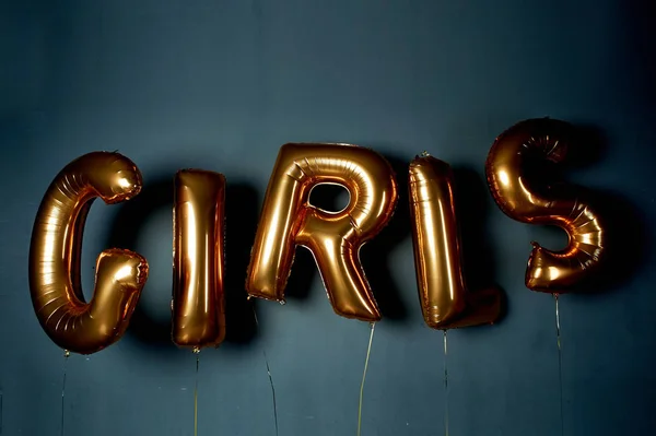 Des ballons dorés sous forme de lettres. Le mot filles. L'atmosphère de fête, enterrement de vie de jeune fille — Photo