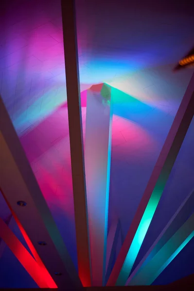 Abstraction.Poutres sous Polycom avec lumières colorées. Belles couleurs riches — Photo