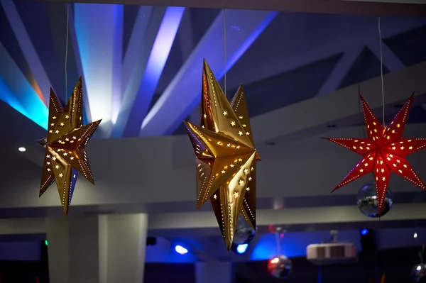 O teto branco alto com vigas expostas. Natal decorado estrelas brilhantes.Decoração para casa. Retroiluminado — Fotografia de Stock