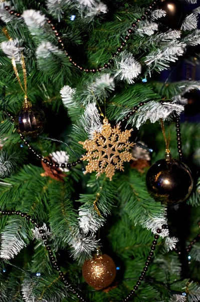 Décoration d'arbre de Noël gamme brun-vert. La texture est proche — Photo