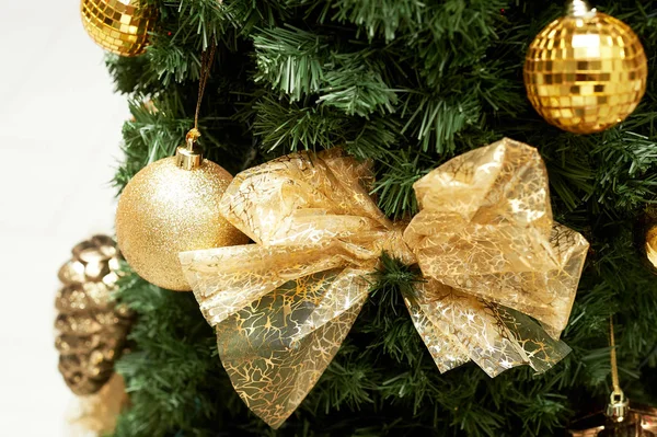 Décoration d'arbre de Noël gamme d'or. La texture est proche — Photo