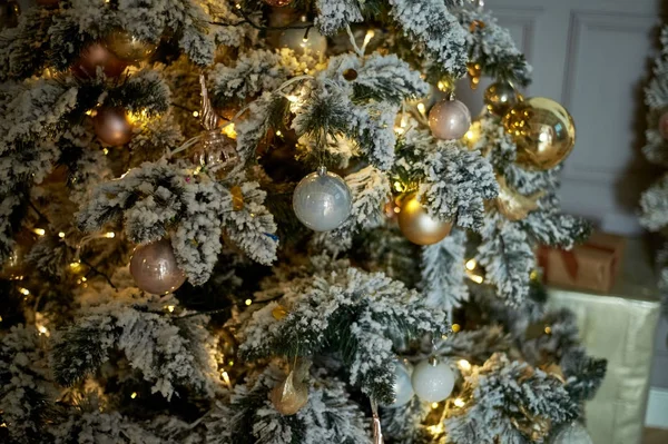 Árbol de Navidad ornamento gama de oro. La textura está cerca —  Fotos de Stock