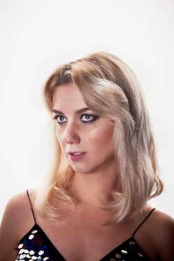 Profesyonel makyaj Smokey gözlü sarışın güzel genç kadın.