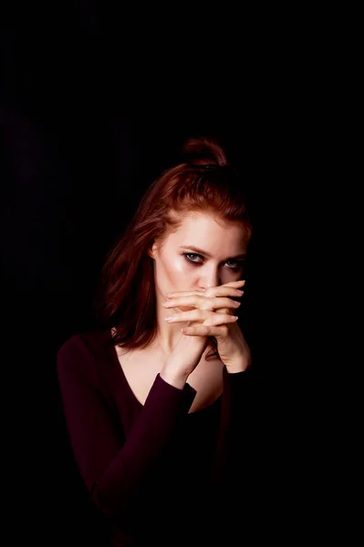 Girl in Studio on dark background.Red hair, great figure. Mysterious, arms crossed around the lips. The pensive look — Stock Photo, Image