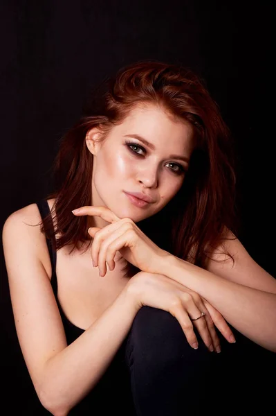 Chica en el estudio sobre fondo oscuro.Pelo rojo, gran figura. Linda cara con una sonrisa . — Foto de Stock