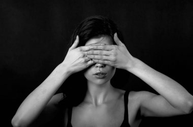 Siyah bir zemin üzerine kız Studio. Kızıl saçlı, büyük rakam. Elleriyle gözlerini kapatır. Görme.