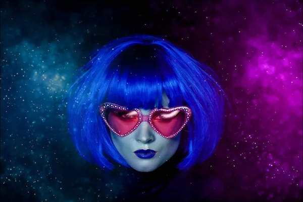 Flicka i blå peruk och rosa glasögon. Den mystiska bilden. Alien med blå hud. I bländning — Stockfoto
