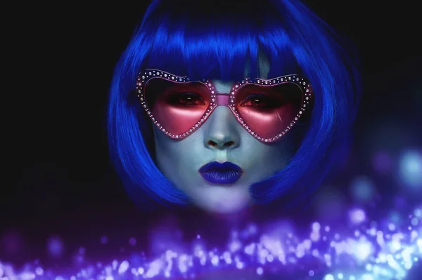 Menina de peruca azul e óculos rosa. A imagem mística. Alien com pele azul.No brilho — Fotografia de Stock