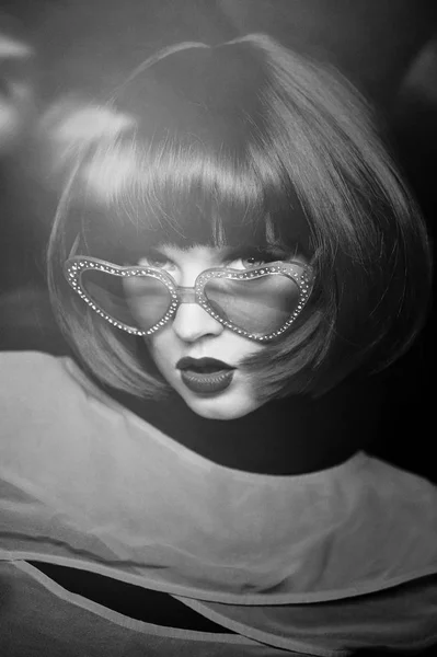 Spion flicka på ett charmigt sätt. Kare och glasögon. Retro bild i svartvitt — Stockfoto