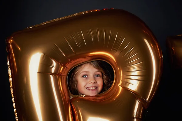 Niños cara feliz alrededor de un globo inflable Letras doradas. El ambiente del festival.Decoración de oro — Foto de Stock