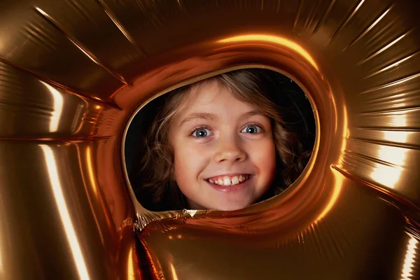 Cara feliz das crianças em torno de um globo inflável Letras douradas. A atmosfera do festival.Decoração em ouro — Fotografia de Stock