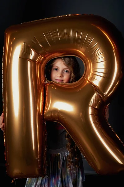 Niños cara feliz alrededor de un globo inflable Letras doradas. El ambiente del festival.Decoración de oro — Foto de Stock