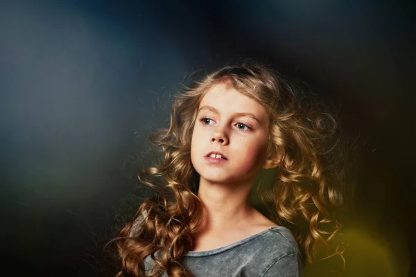 Perverzní dívka s dlouhými vlasy. Podle odlesku a užívat si života. Pohádka pro děti. — Stock fotografie