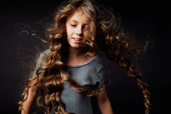 Chica rizada con el pelo largo.A la luz de la llamarada y disfrutar de la vida. Un cuento de hadas para niños . —  Fotos de Stock