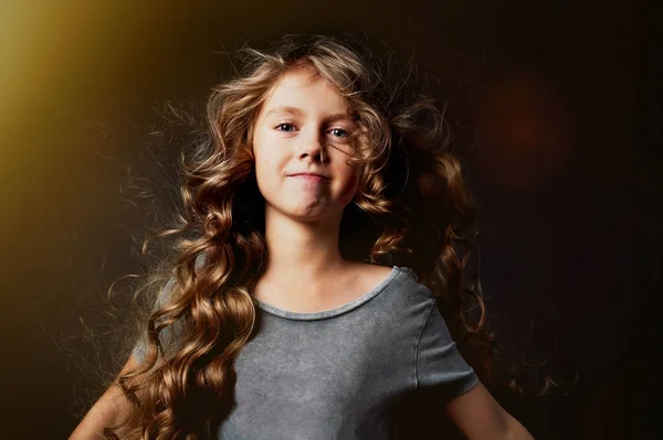 Chica rizada con el pelo largo.A la luz de la llamarada y disfrutar de la vida. Un cuento de hadas para niños . — Foto de Stock