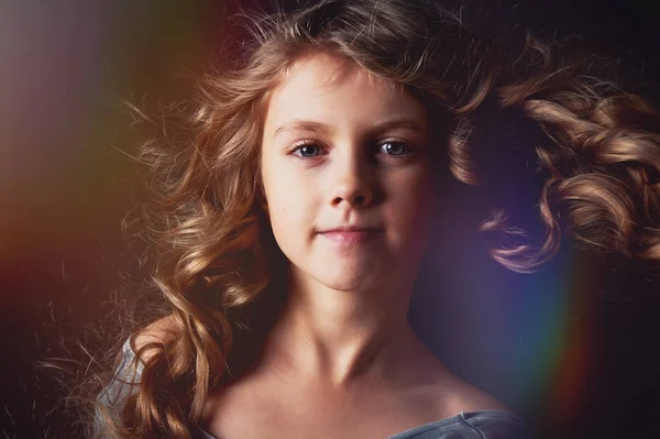 Chica rizada con el pelo largo.A la luz de la llamarada y disfrutar de la vida. Un cuento de hadas para niños . —  Fotos de Stock