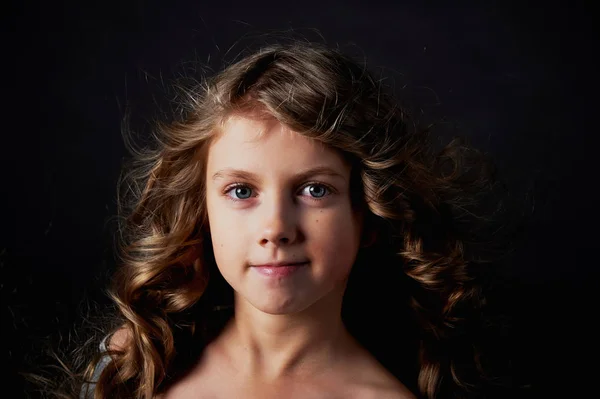 Chica rizada con el pelo largo.A la luz de la llamarada y disfrutar de la vida. Un cuento de hadas para niños . —  Fotos de Stock