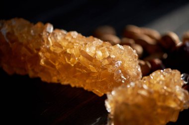 Şeffaf kristal kahverengi üzüm şekeri. Çay Doğu tatlılık.