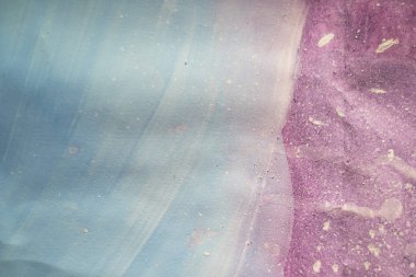Texture.Smears mavi ve Mor boya. Soyutlama.