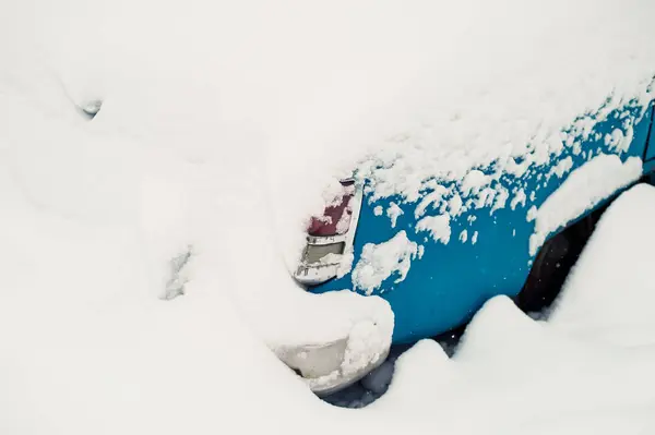 Samochód, pokryte śniegiem. Obfite opady śniegu, opady. Problem kierowców — Zdjęcie stockowe