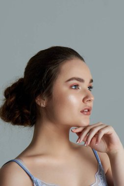 Temiz Cilt esmer genç güzel güzellik portresi. Güzellik ve sağlık bakımı.