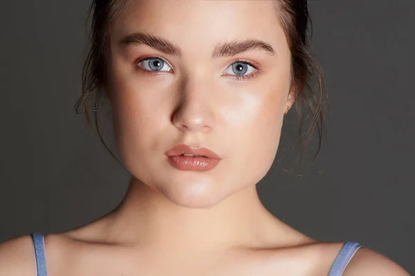 Retrato de beleza de bela jovem morena com pele limpada.Cuidados com a beleza e a saúde . — Fotografia de Stock