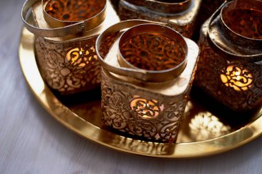 Altın varak bir tepsi üzerinde yanan bir candle.stand ile desenleri ile Doğu şamdanlar