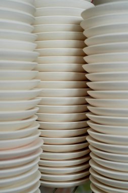 Beyaz yemekleri üzerine beyaz izole kümesi. Plakaları yığını