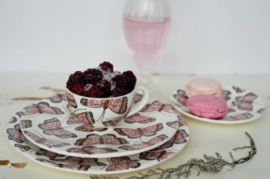 BlackBerry bir fincan kırılmış buz ile kaplı. Işık ve sağlıklı snack, Kahvaltı ve tatlı