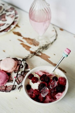 BlackBerry bir fincan kırılmış buz ile kaplı. Işık ve sağlıklı snack, Kahvaltı ve tatlı