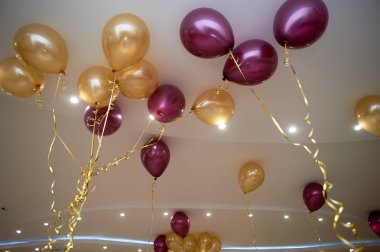 Balonlar altın ve mor renkler yapma. Çocuk doğum günü, düğün veya yıldönümü