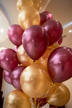 Balonlar altın ve mor renkler yapma. Çocuk doğum günü, düğün veya yıldönümü