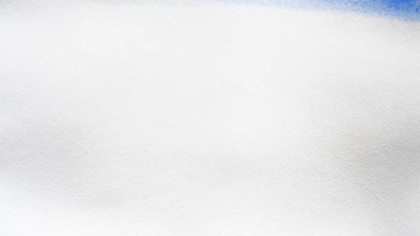 Umělec pokrývá mokrý list silný papír s modrou barvou akvarel. Pozadí, velmi blízko — Stock video